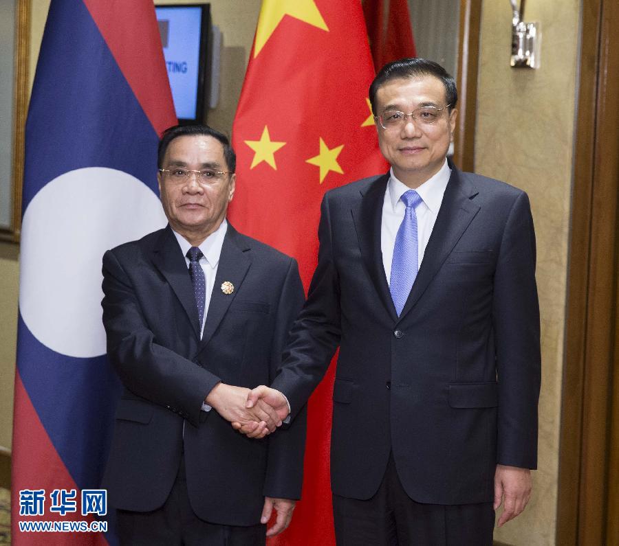 11月21日，国务院总理李克强在吉隆坡下榻饭店会见老挝总理通邢。新华社记者黄敬文摄 