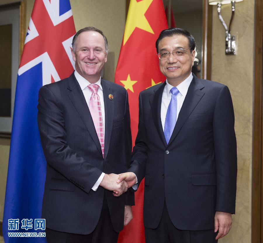 11月21日，国务院总理李克强在吉隆坡下榻饭店会见新西兰总理约翰·基。 新华社记者黄敬文摄 