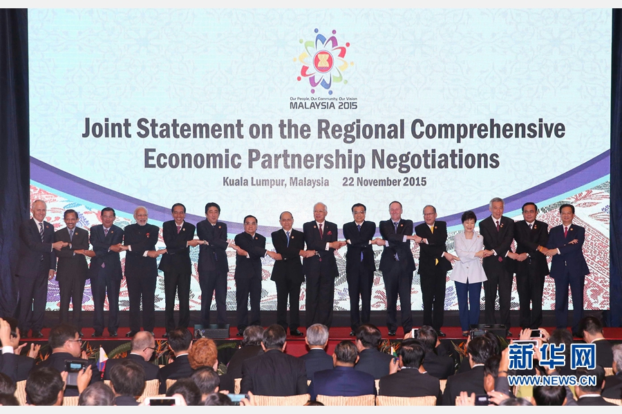 11月22日，國務院總理李克強在吉隆坡國際會議中心出席《區域全面經濟夥伴關係協定》（RCEP）領導人聯合聲明發布儀式。東盟10國以及韓國、日本、澳大利亞、新西蘭、印度領導人共同出席。 新華社記者 劉衛兵 攝
