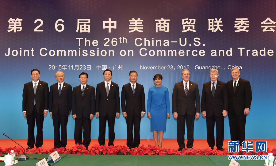 11月21日至23日,第二十六届中美商贸联委会在广州举行。国务院副总理汪洋与美国商务部长普里茨克、贸易代表弗罗曼共同主持。美国农业部长维尔萨克与会。 新华社记者 梁旭 摄 11月21日至23日,第二十六届中美商贸联委会在广州举行。国务院副总理汪洋与美国商务部长普里茨克、贸易代表弗罗曼共同主持。美国农业部长维尔萨克与会。 新华社记者 梁旭 摄