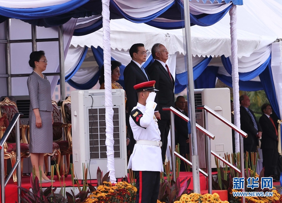 11月23日，國務院總理李克強在馬來西亞總理府同馬來西亞總理納吉布舉行會談。這是會談前，納吉布在總理府前廣場為李克強和夫人程虹舉行隆重的歡迎儀式。新華社記者 劉衛兵 攝 