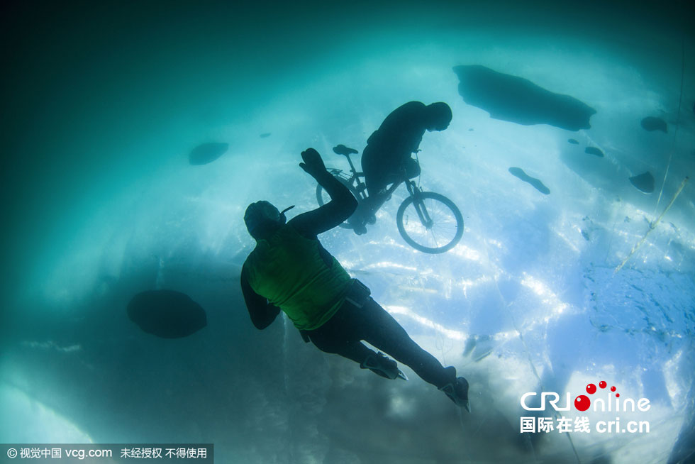俄罗斯自行车迷贝加尔湖冰下骑行