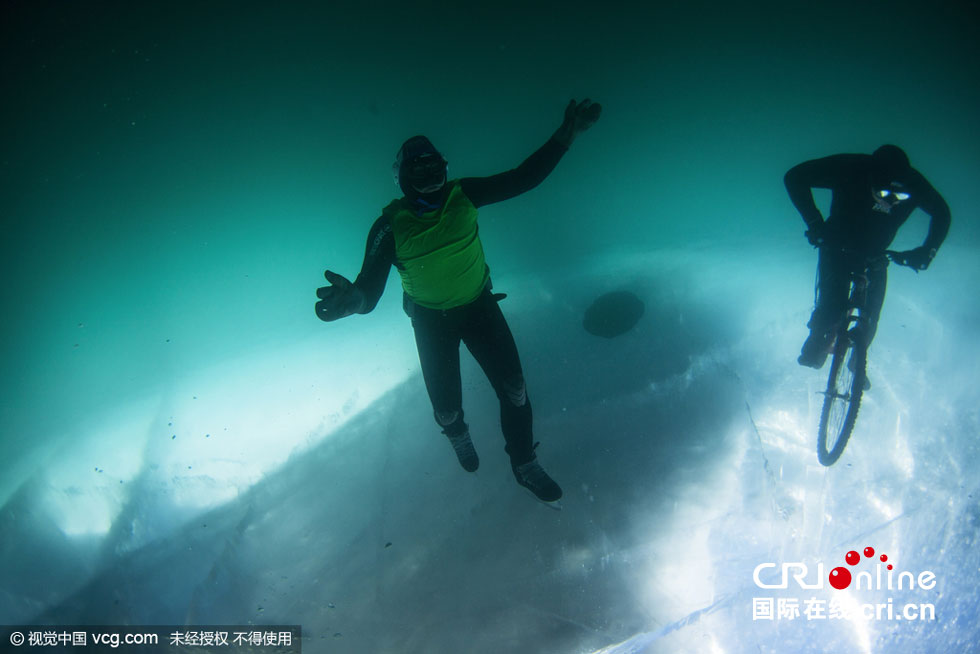 俄罗斯自行车迷贝加尔湖冰下骑行