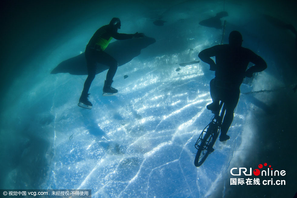 俄罗斯自行车迷贝加尔湖冰下骑行