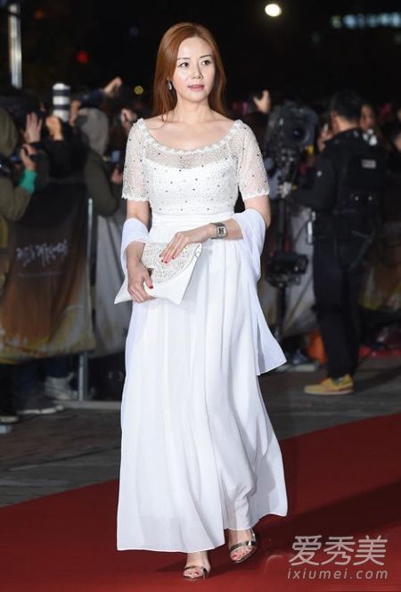 高圆圆美到韩国 大钟奖红毯靠她撑场面高圆圆穿衣风格-爱秀美