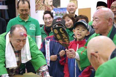 日本举行只有光头能参加的吸盘拔河比赛