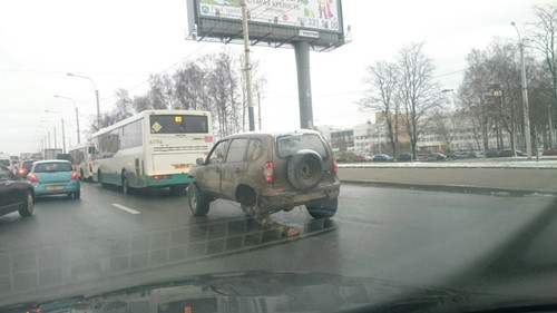 俄罗斯&ldquo;最牛破车&rdquo;：只剩仨轮&ldquo;拄拐&rdquo;上路