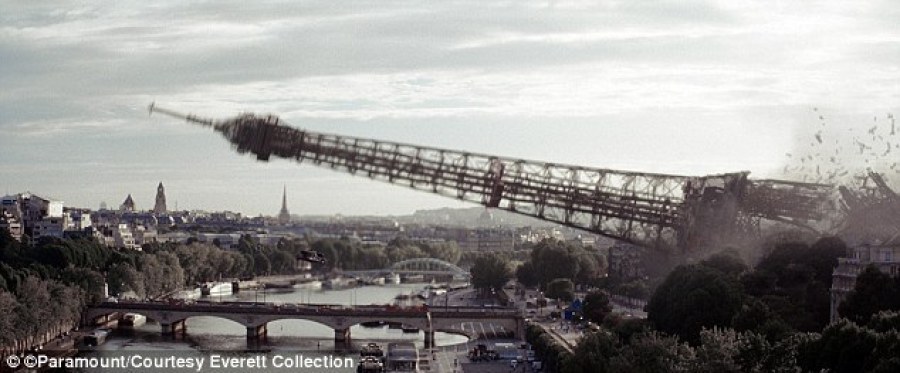 视频中有巴黎著名景点埃菲尔倒下的场景，源于2009年一部动作电影里的画面。