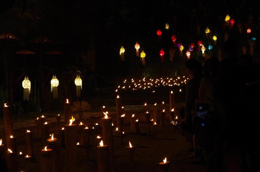 泰國水燈節：萬燈齊亮點明夜空