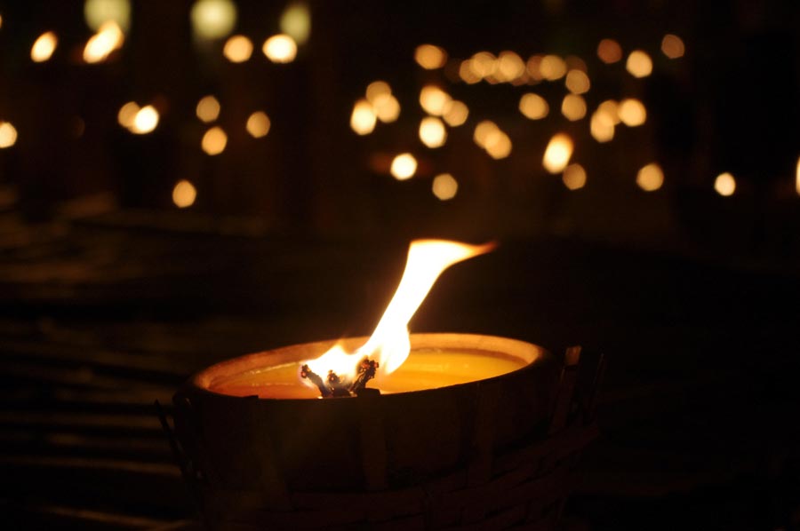 泰国水灯节：万灯齐亮点明夜空