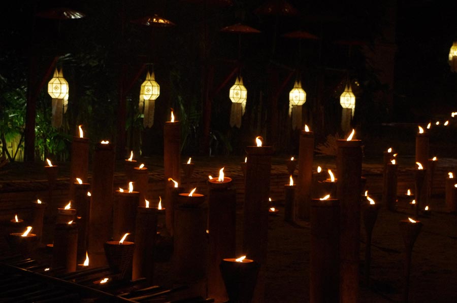 泰国水灯节：万灯齐亮点明夜空