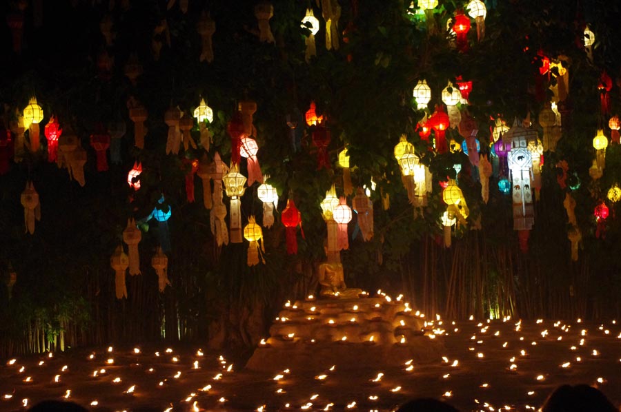 泰国水灯节：万灯齐亮点明夜空