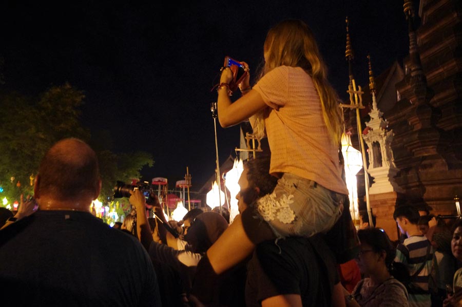 泰国水灯节：万灯齐亮点明夜空