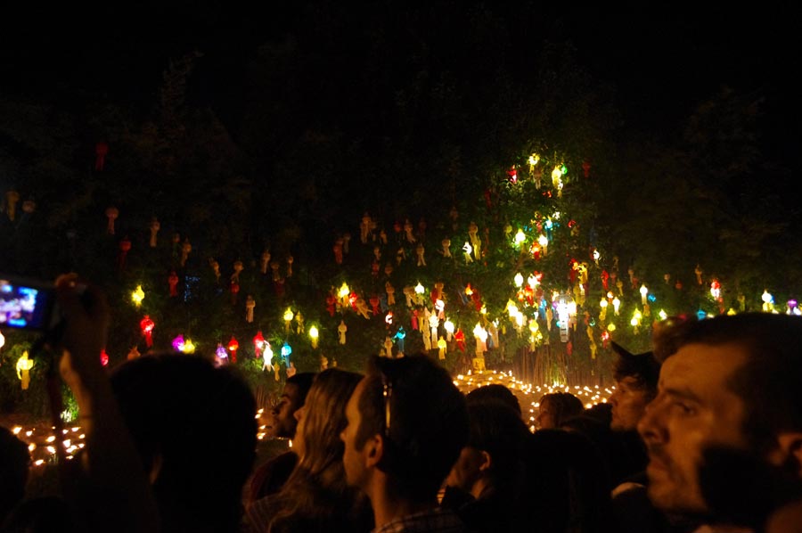 泰国水灯节：万灯齐亮点明夜空