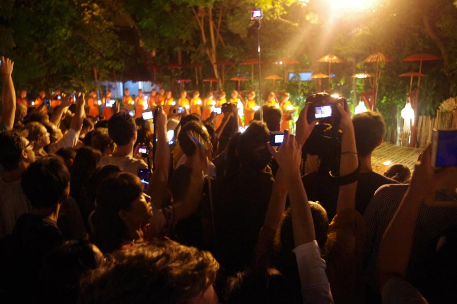 泰国水灯节：万灯齐亮点明夜空