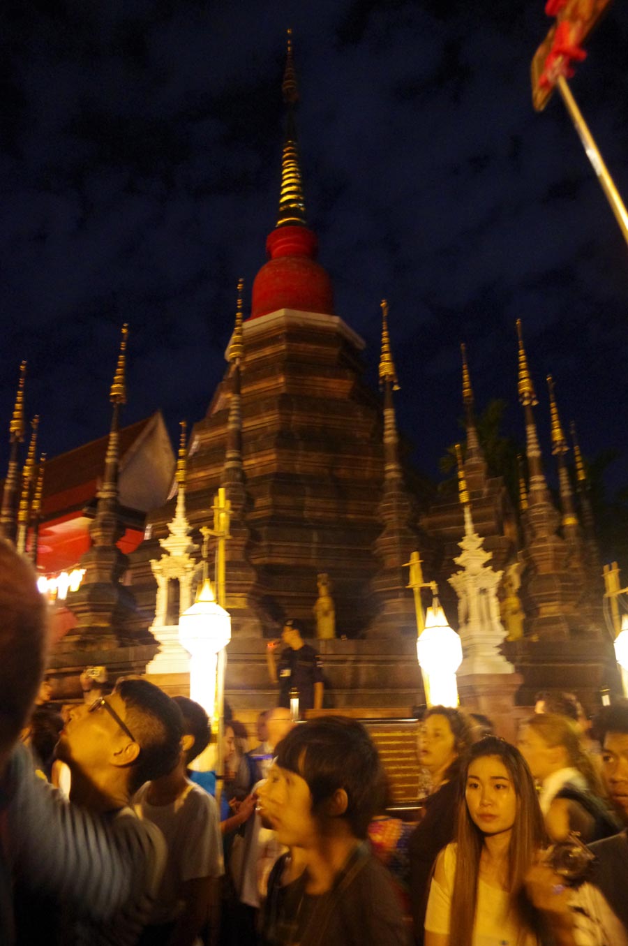 泰国水灯节：万灯齐亮点明夜空