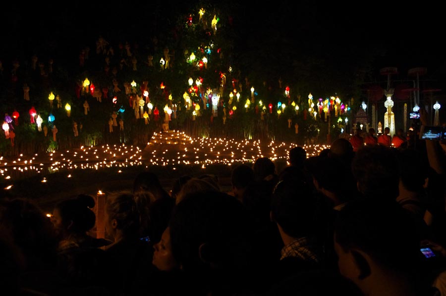 泰国水灯节：万灯齐亮点明夜空