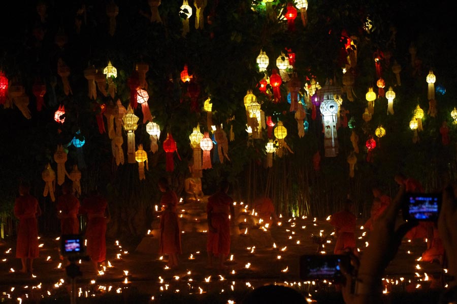 泰国水灯节：万灯齐亮点明夜空