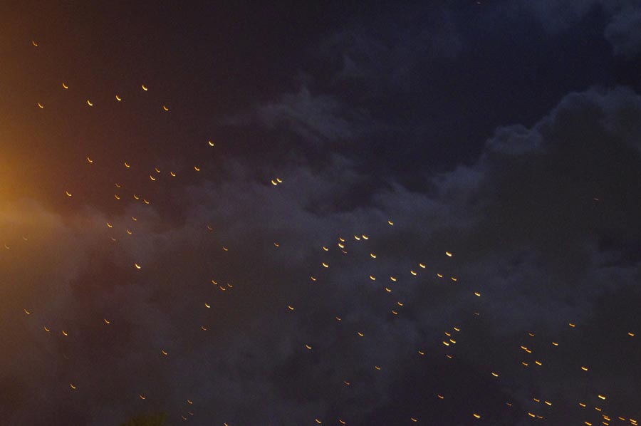 泰国水灯节：万灯齐亮点明夜空