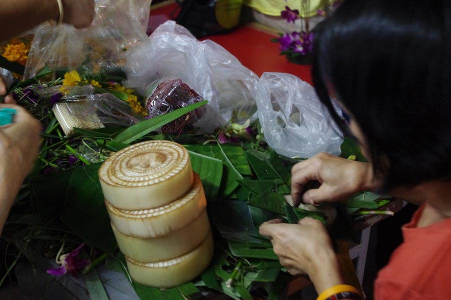 泰国水灯节：万灯齐亮点明夜空