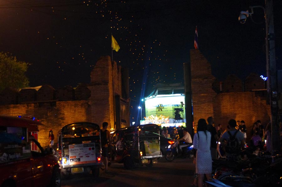 泰国水灯节：万灯齐亮点明夜空