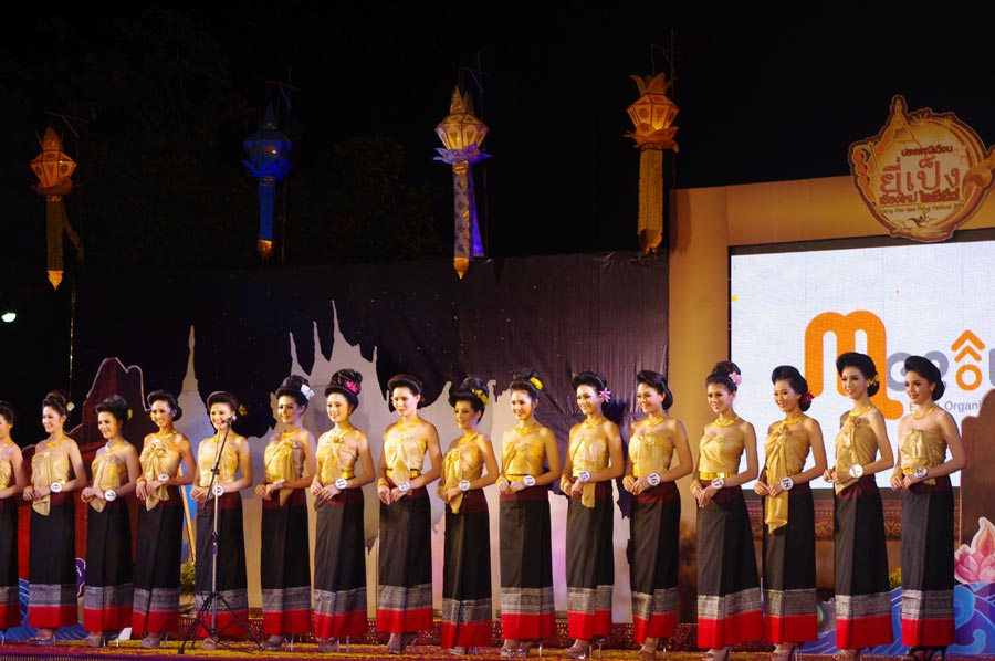 泰国水灯节：万灯齐亮点明夜空