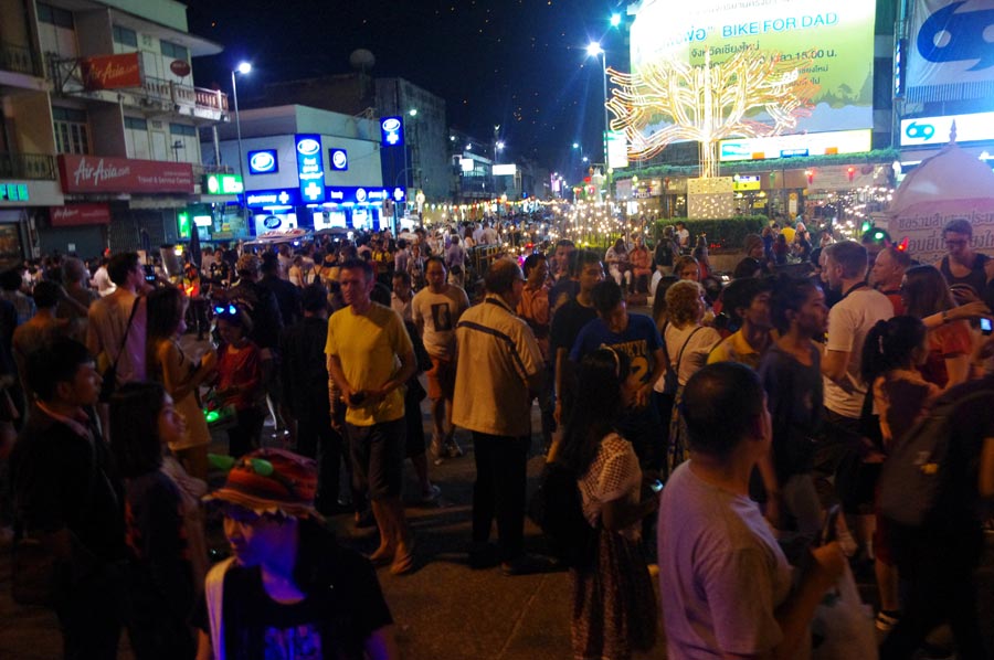 泰国水灯节：万灯齐亮点明夜空
