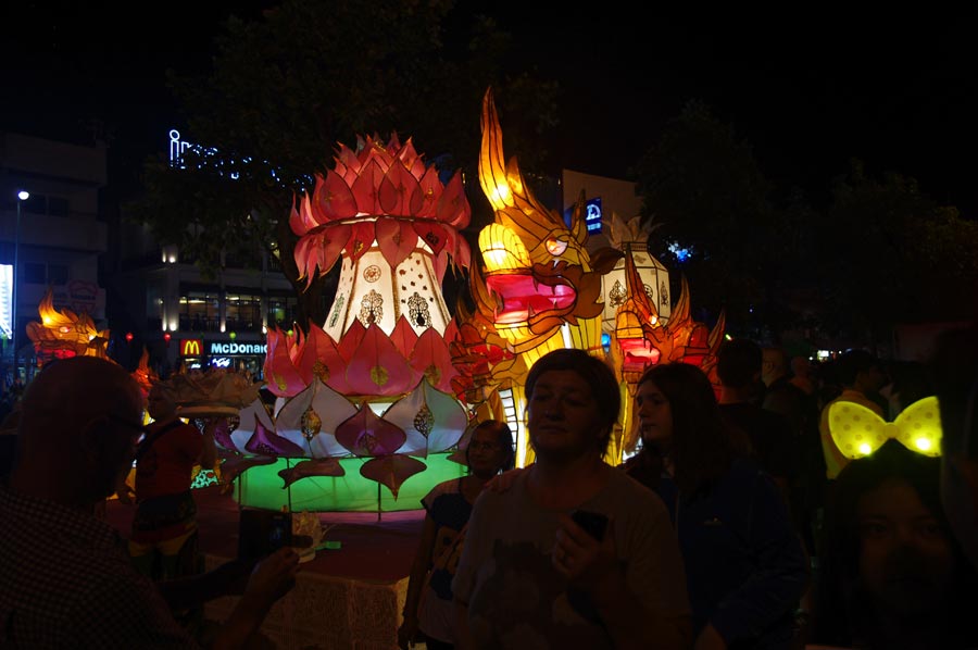 泰国水灯节：万灯齐亮点明夜空