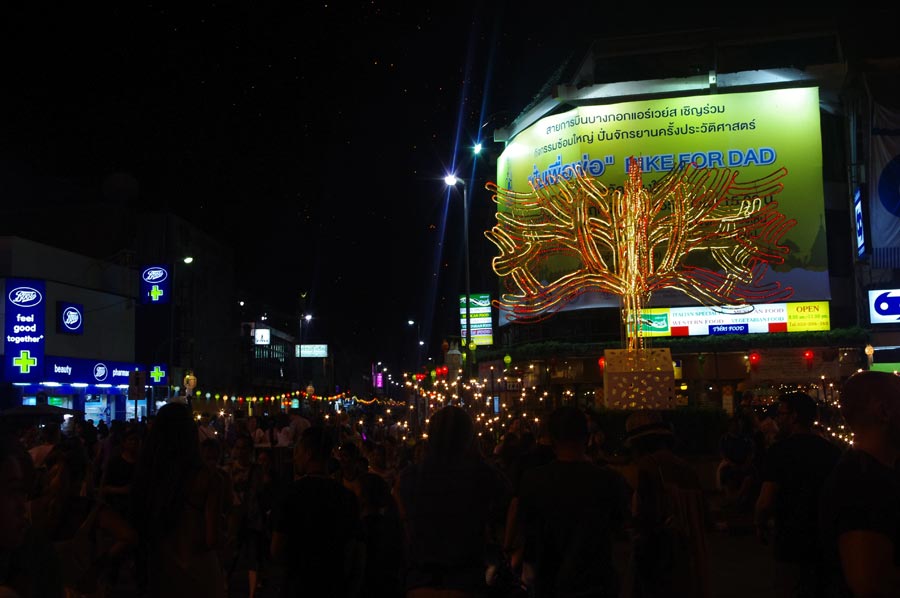 泰国水灯节：万灯齐亮点明夜空