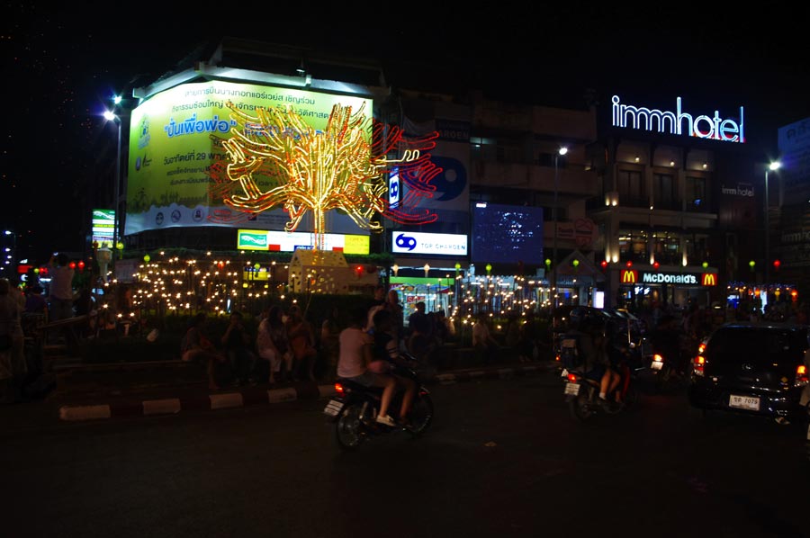 泰国水灯节：万灯齐亮点明夜空