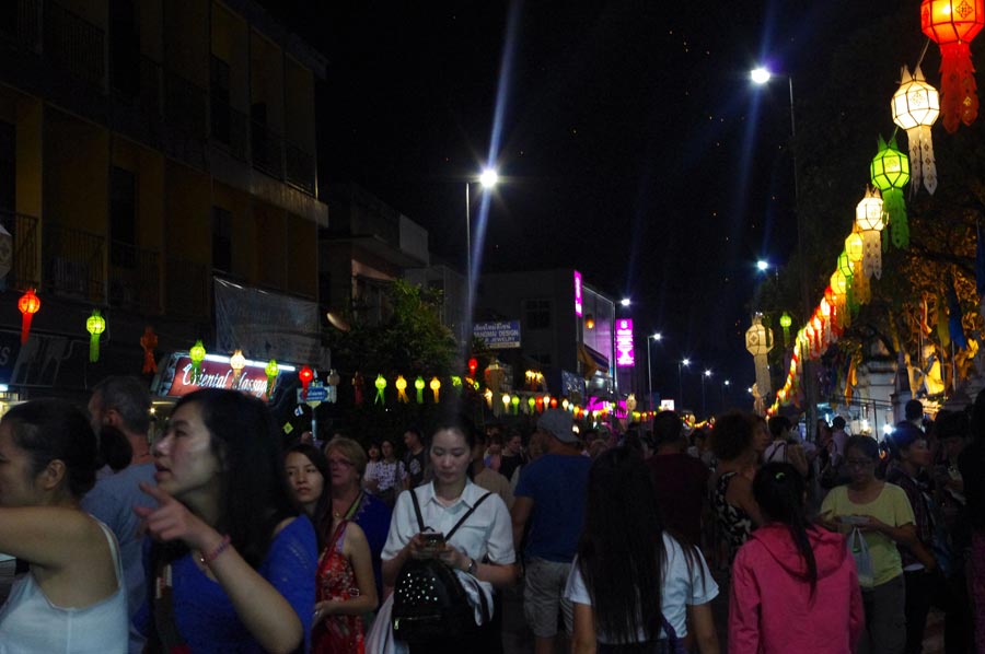 泰国水灯节：万灯齐亮点明夜空