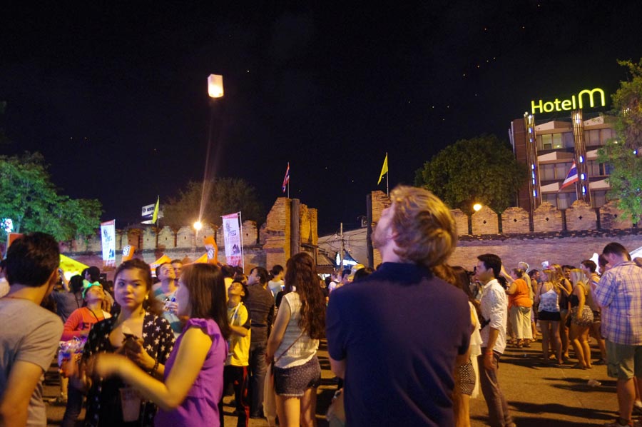 泰国水灯节：万灯齐亮点明夜空