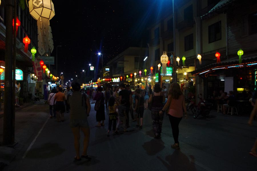 泰国水灯节：万灯齐亮点明夜空