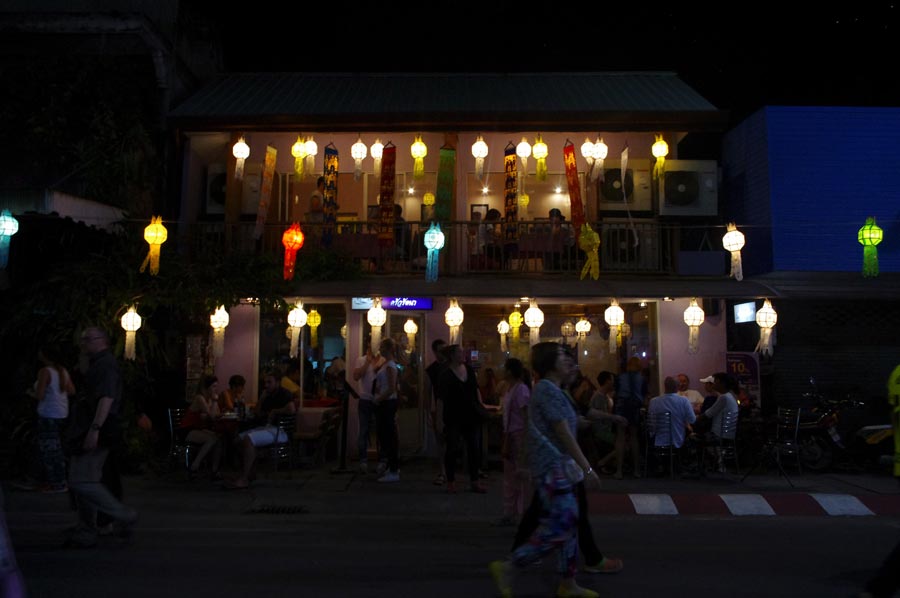 泰国水灯节：万灯齐亮点明夜空