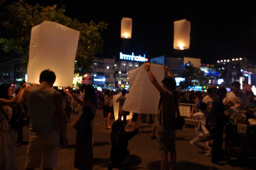 泰国水灯节：万灯齐亮点明夜空