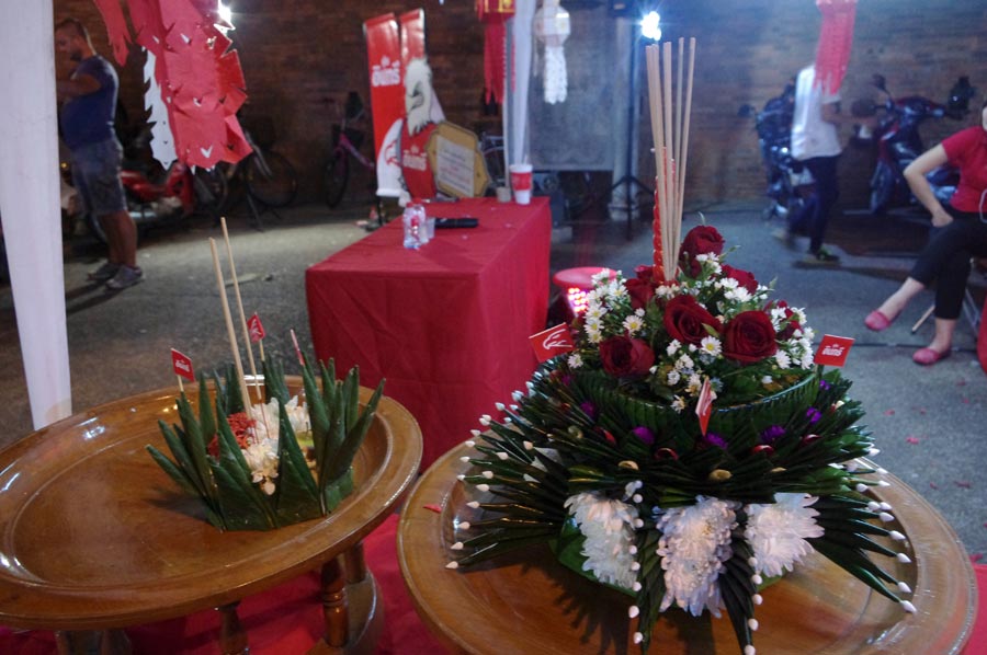 泰国水灯节：万灯齐亮点明夜空