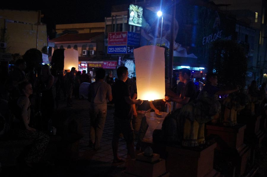 泰国水灯节：万灯齐亮点明夜空