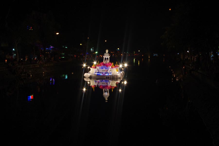 泰国水灯节：万灯齐亮点明夜空