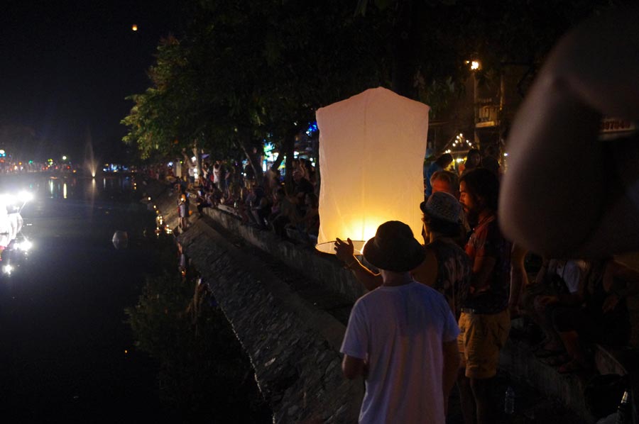 泰国水灯节：万灯齐亮点明夜空