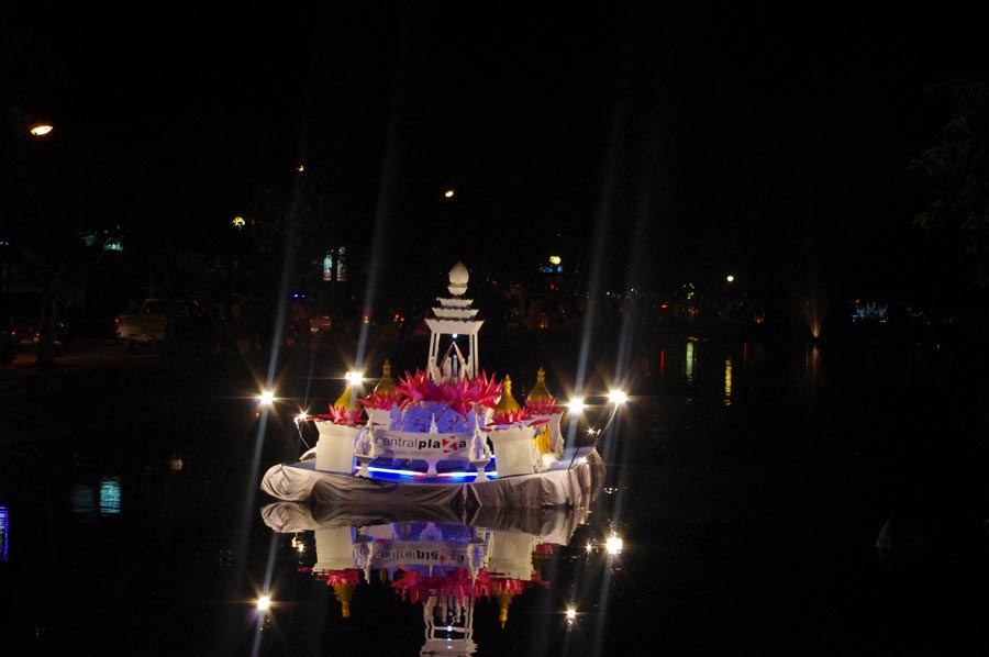 泰国水灯节：万灯齐亮点明夜空