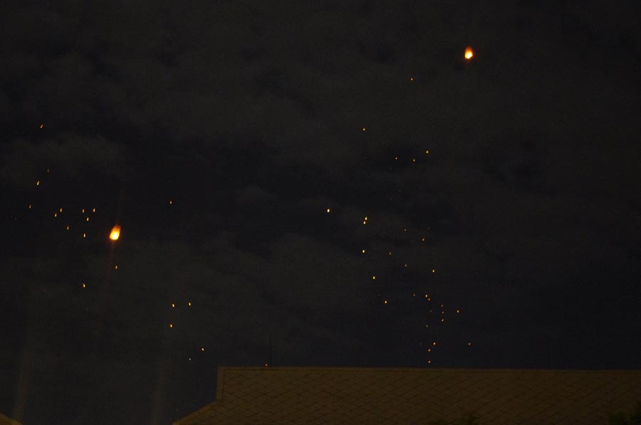 泰国水灯节：万灯齐亮点明夜空