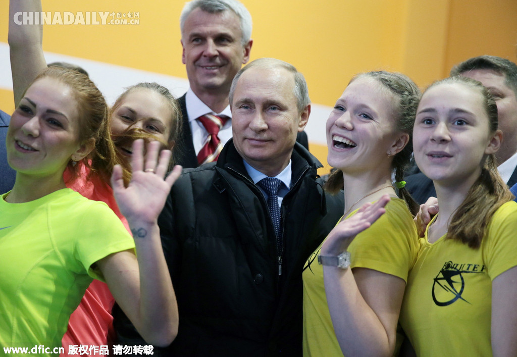 普京訪問體育中心 與美少女合影艷福不淺