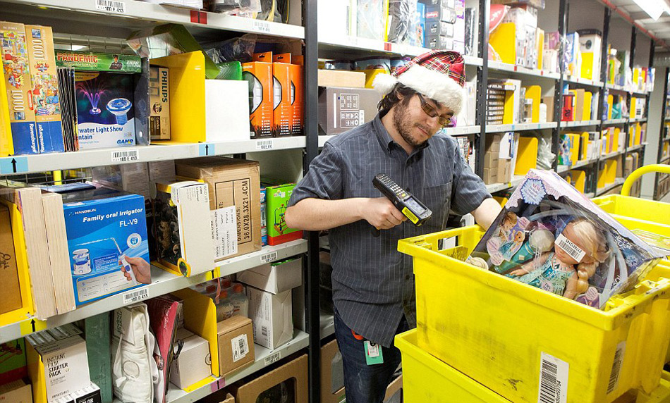 亚马逊英国仓库备战&ldquo;黑五&rdquo;购物节 场面壮观