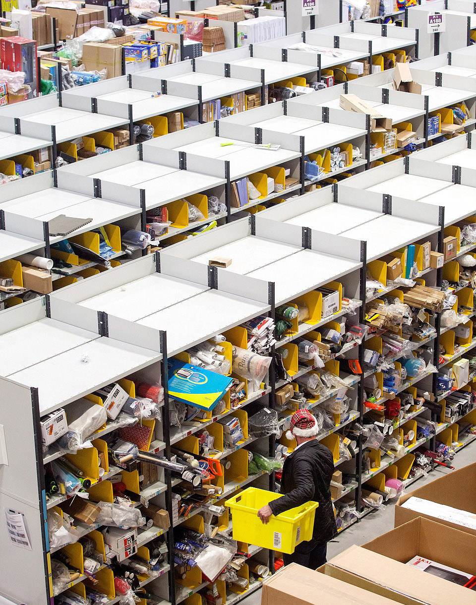 亚马逊英国仓库备战&ldquo;黑五&rdquo;购物节 场面壮观