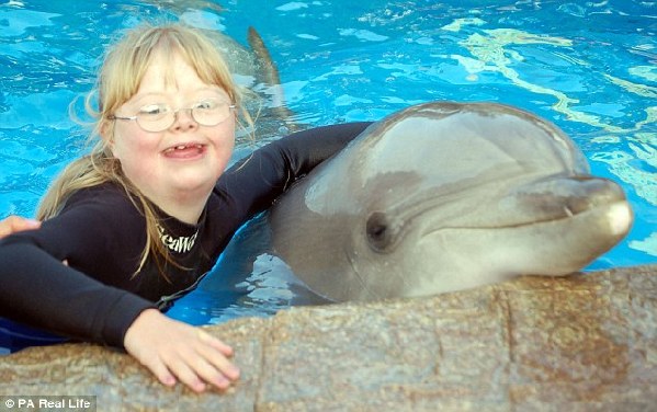 辞高薪工作打零工 英国父亲省吃俭用带患唐氏综合症女儿看世界