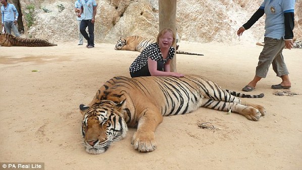 辞高薪工作打零工 英国父亲省吃俭用带患唐氏综合症女儿看世界