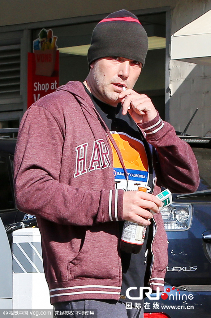 本·阿弗莱克身材发福明显 街头抽烟直视狗仔