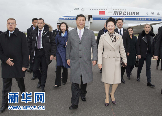 11月29日，国家主席习近平抵达法国首都巴黎，应法兰西共和国总统奥朗德和气候变化巴黎大会主席法比尤斯邀请，出席气候变化巴黎大会开幕活动。这是在巴黎奥利国际机场，习近平和夫人彭丽媛受到法国政府高级官员热情迎接。新华社记者 黄敬文 摄 