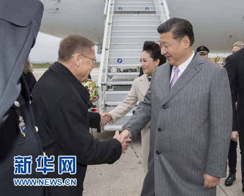 11月29日，国家主席习近平抵达法国首都巴黎，应法兰西共和国总统奥朗德和气候变化巴黎大会主席法比尤斯邀请，出席气候变化巴黎大会开幕活动。这是在巴黎奥利国际机场，习近平和夫人彭丽媛受到法国政府高级官员热情迎接。新华社记者 黄敬文 摄 