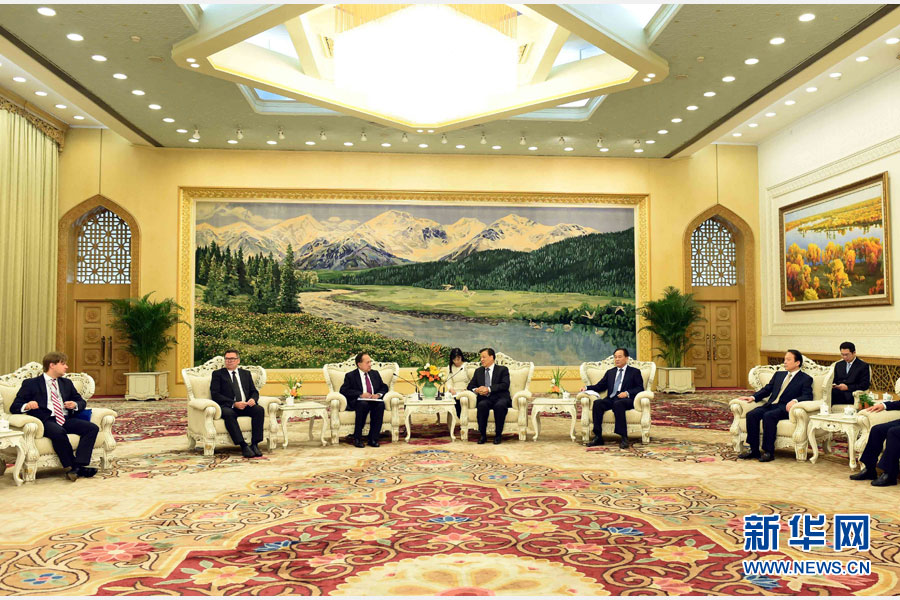  11月30日，中共中央政治局常委、中央书记处书记刘云山在北京人民大会堂会见首届金砖国家媒体峰会代表。 新华社记者饶爱民摄